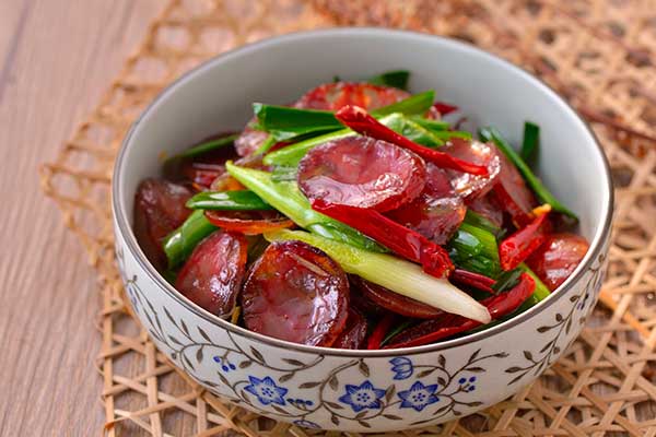 Lạp xưởng xào tỏi tây