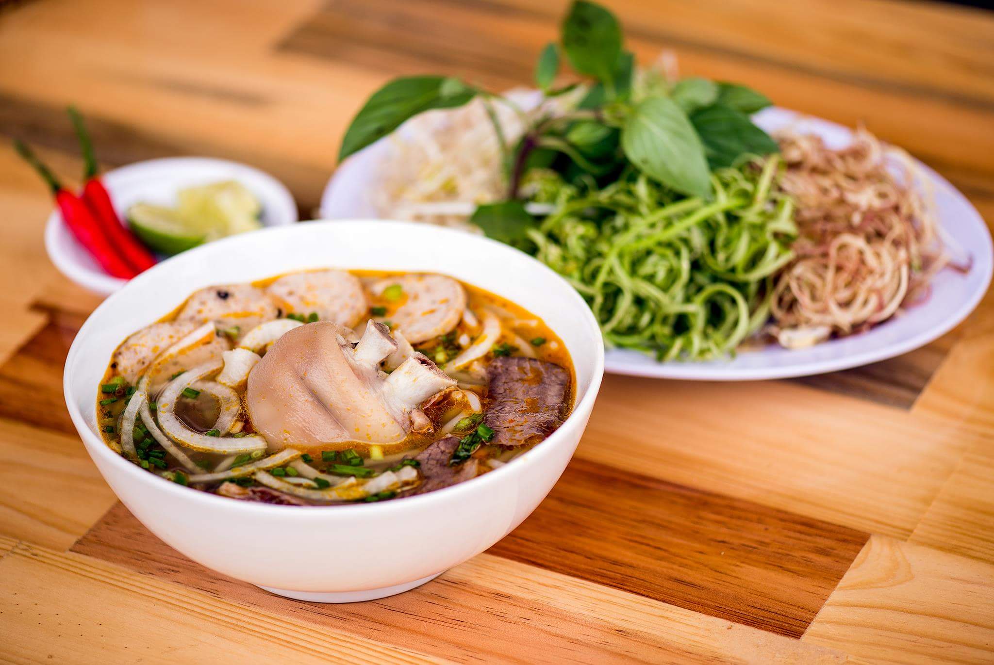 Tuyệt chiêu nấu Bún bò Huế chuẩn vị tại nhà
